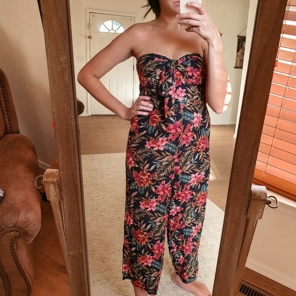 Beachy floral sleeveless tie front size medium cropped jump suit with pockets.